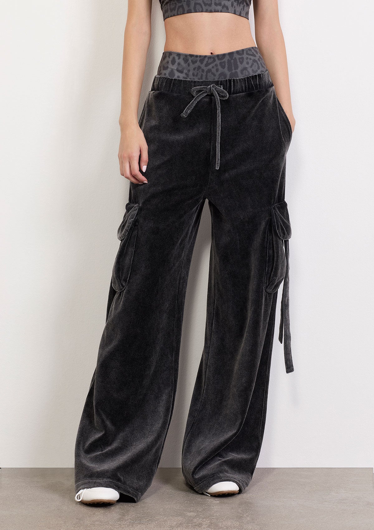 Pantallona Cargo për femra F**K E zezë W0412-BK